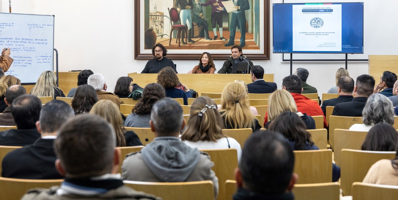 Se graduaron los primeros policías de la licenciatura en Criminología y