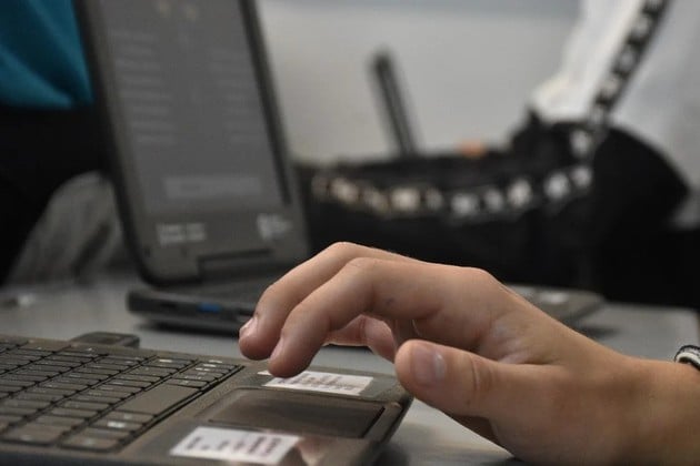 Nueva York ha decidido suspender el uso de inteligencia artificial generativa en las escuelas públicas desde el nivel inicial hasta la middle school durante el ciclo lectivo 2026-2027.