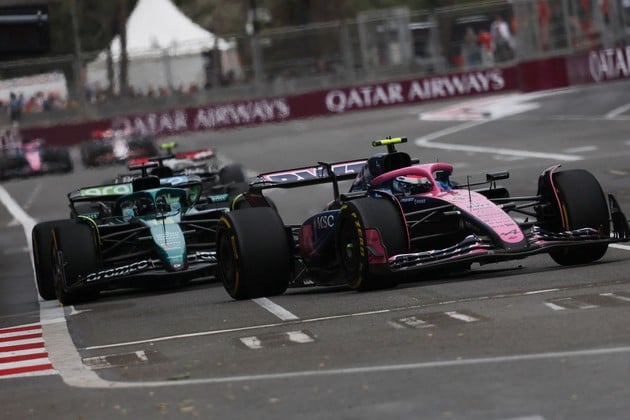Franco Colapinto, de Alpine, y Lance Stroll, de Aston Martin, durante la carrera de 2025 REUTERS/Leonhard Foeger