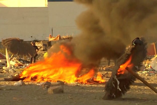 Residentes de Ceuta destruyen un campamento de migrantes junto a la playa Créditos: Reuters