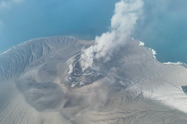 La erupción del Anak Krakatau obligó a cerrar ocho aeropuertos en Indonesia por la dispersión de ceniza volcánica. Foto: Reuters