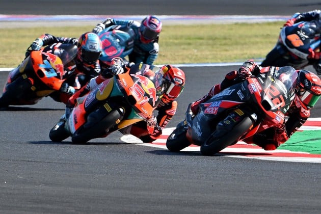 Valentín Perrone, con la KTM del Red Bull Tech3, pelea por una posición con David Almansa y Brian Uriarte durante la carrera de Moto3 en el circuito de Misano. Foto: Reuters.REUTERS/Jennifer Lorenzini