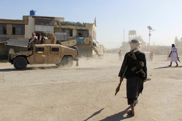Pakistán ataca 10 objetivos en Afganistán y Kabul promete responder