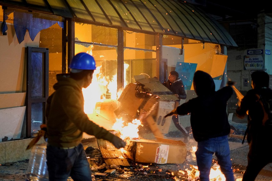 Protesters vandalize the entrance of CTC TV Channel of Cuzco during a protest demanding the dissolution of the Congress and to hold democratic elections rather than recognising Dina Boluarte as Peru's President, after the ouster of Peruvian leader Pedro Castillo, in Cuzco, Peru December 13, 2022. REUTERS/Paul Gambin NO RESALES. NO ARCHIVES