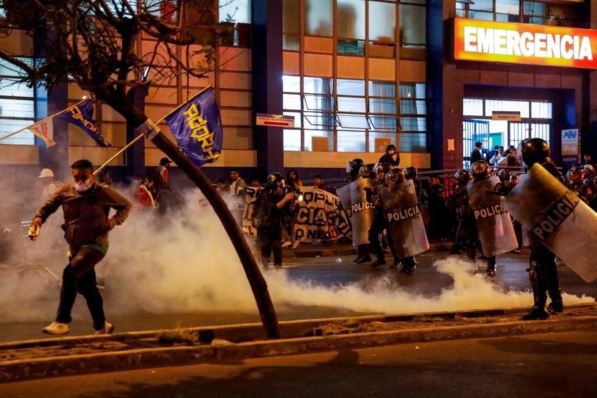 Police officers clash with demonstrators during a protest that is continuing despite a government proposal to bring forward elections following the ouster of Peruvian leader Pedro Castillo, in Lima, Peru December 13, 2022. REUTERS/Alessandro Cinque