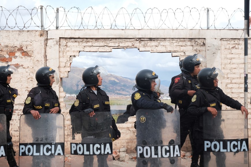 Police officers stand guard during a protest demanding the dissolution of the Congress and to hold democratic elections rather than recognizing Dina Boluarte as Peru's President, after the ouster of Peruvian President Pedro Castillo, in Cuzco, Peru December 14, 2022. REUTERS/Alejandra Orosco NO RESALES. NO ARCHIVES