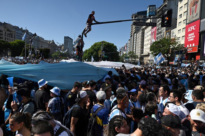 Soccer Football - FIFA World Cup Final Qatar 2022 - Fans in Buenos Aires - Buenos Aires, Argentina - December 18, 2022 Argentina fans celebrate winning the World Cup by the Obelisco REUTERS/Martin Villar