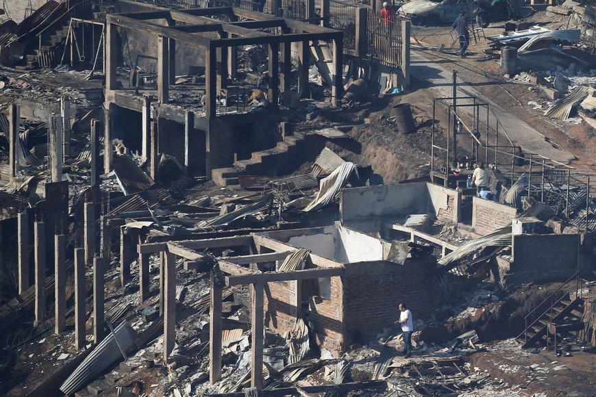 Residents inspect by the remains of destroyed homes after a wildfire in Vina del Mar, Chile December 23, 2022. REUTERS/Rodrigo Garrido