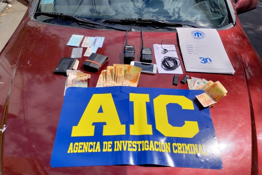 Los tres sospechosos llevaban consigo dos equipos inhibidores de señal, utilizados para bloquear el sistema de seguridad de vehículos particulares y robar lo que hay en el habitáculo. Crédito: Prensa AIC