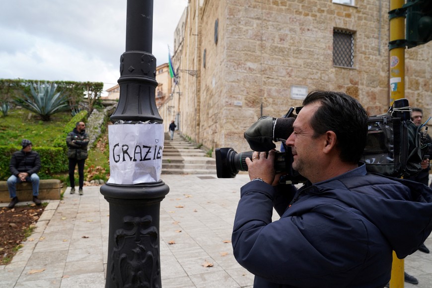 A sign on behalf of the citizens of Palermo thanking the Carabinieri is seen outiside the Carabinieri headquarters ahead of a news conference, following the arrest of Italy's most wanted mafia boss Matteo Messina Denaro, in Palermo, Italy, January 16, 2023. REUTERS/Antonio Parrinello