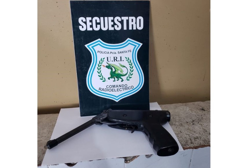 La réplica de arma de fuego secuestrada al violento hombre. Crédito: El Litoral.