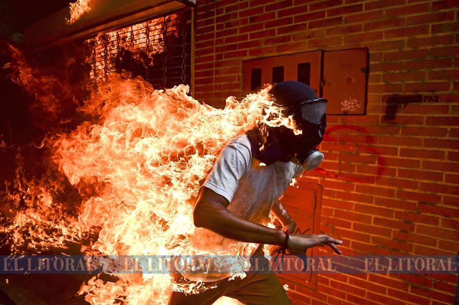 José Víctor Salazar Balza (28) se dispara en medio de violentos enfrentamientos con la policía antidisturbios durante una protesta contra el presidente Nicolás Maduro, en Caracas, Venezuela.
Ronaldo Schemidt/ Agence France Presse