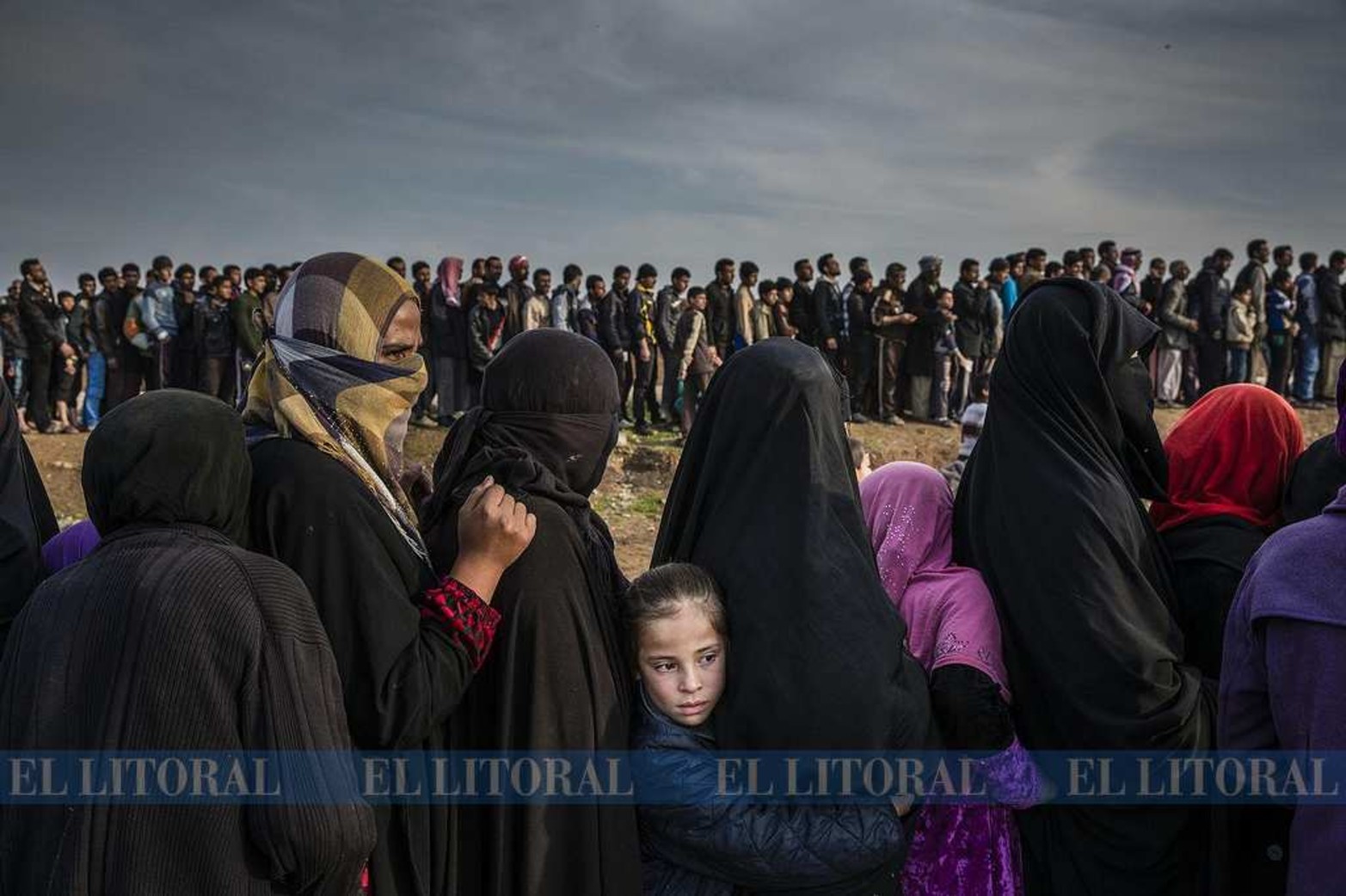 La batalla por Mosul
Civiles que se habían quedado en el oeste de Mosul después de la batalla para tomar la línea de la ciudad en busca de ayuda en el barrio de Mamun. Ivor Prickett para The New York Times