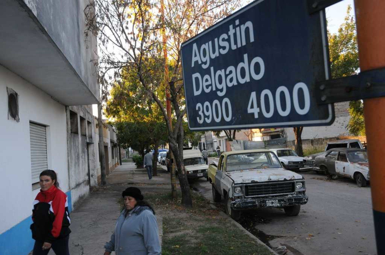 En el lugar funciona un taller mecánico. Había varios autos estacionados en la vía pública.