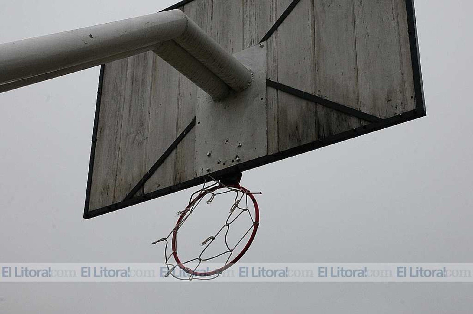 Plaza Abreu. Aquí los juegos están en buenas condiciones, pero en el playón deportivo destrozaron los aros de básquet.