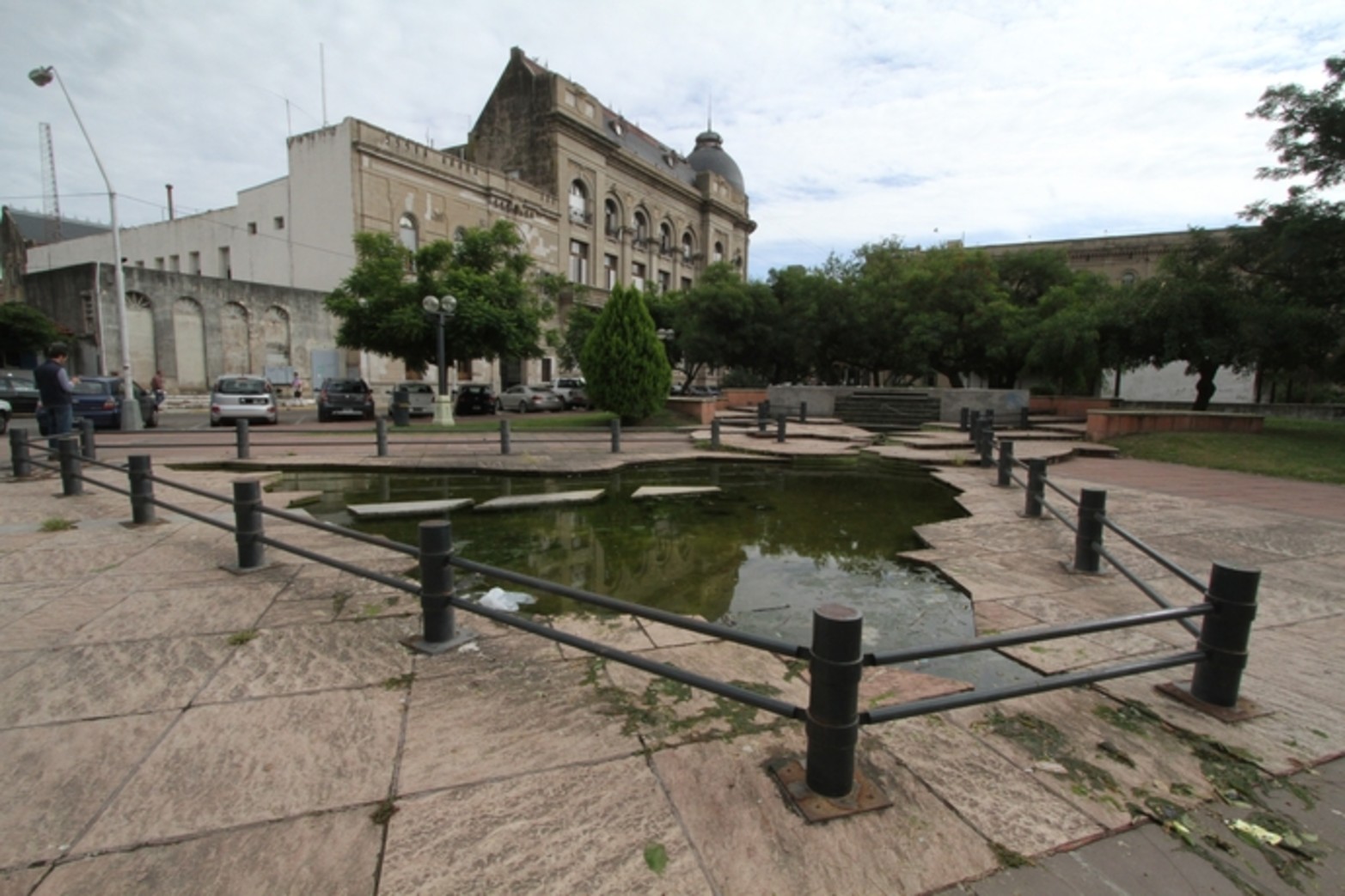 La emblemática fuente sigue destruida.