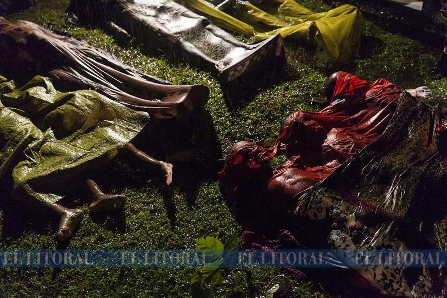 Los cuerpos de los refugiados Rohingya se disponen después de que el barco en el que intentaban huir de Myanmar se hundiera a unos ocho kilómetros de la playa de Inani, cerca de Cox's Bazar, Bangladesh. Alrededor de 100 personas estaban en el bote antes de zozobrar. Hubo 17 sobrevivientes.
Patrick Brown/Unicef