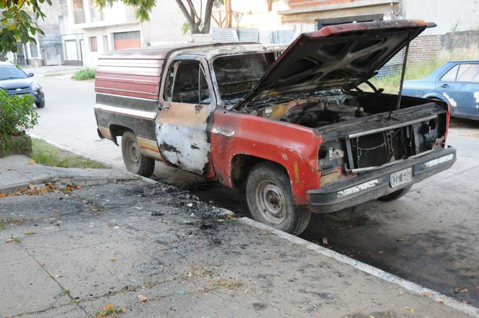 En el lugar funciona un taller mecánico. Había varios autos estacionados en la vía pública.