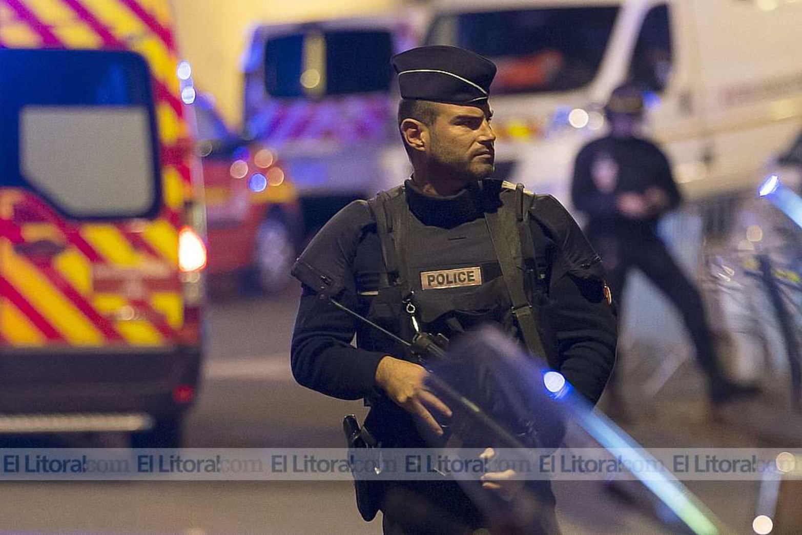 Policías y bomberos trabajaron durante la noche en París.