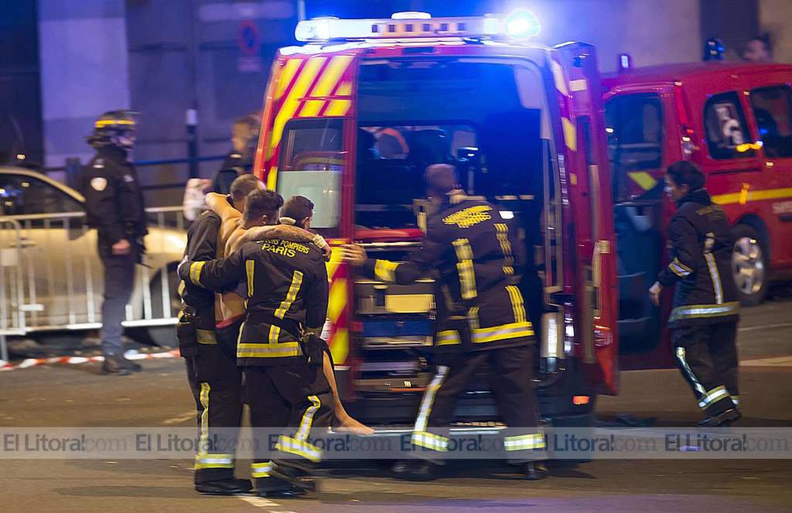 Policías y bomberos trabajaron durante la noche en París.