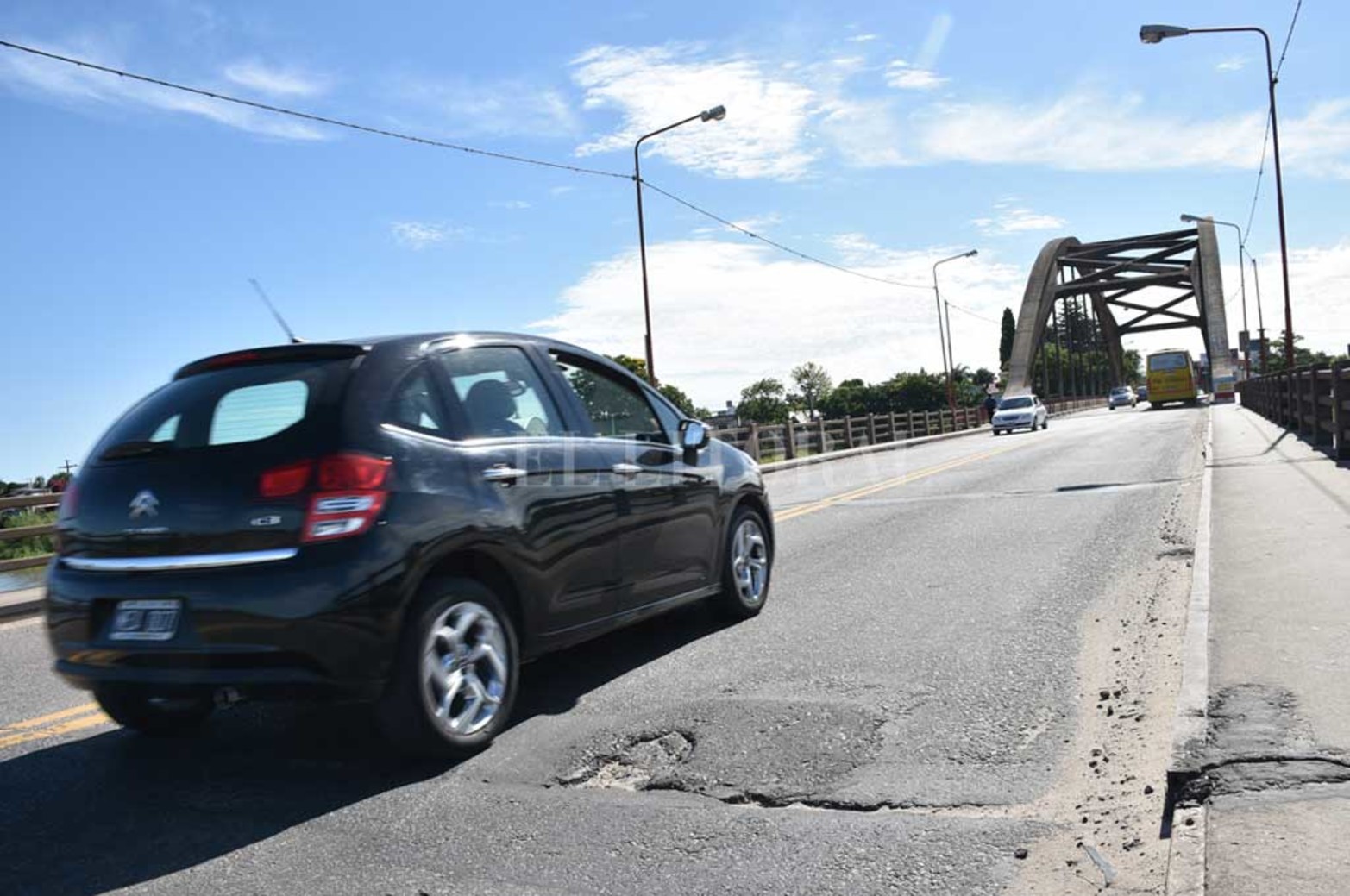 80 años después. El puente Carretero sigue firme pero el paso del tiempo, la falta de mantenimiento y la creciente circulación deja sus marcas. Sumado a esto, las congestiones diarias que se producen en determinados horarios, provocan dolores de cabeza en los habitantes. Recientemente se confirmó que se restituirá la calzada, en el marco de las tareas que lleva a cabo Vialidad Nacional sobre la ruta 11.