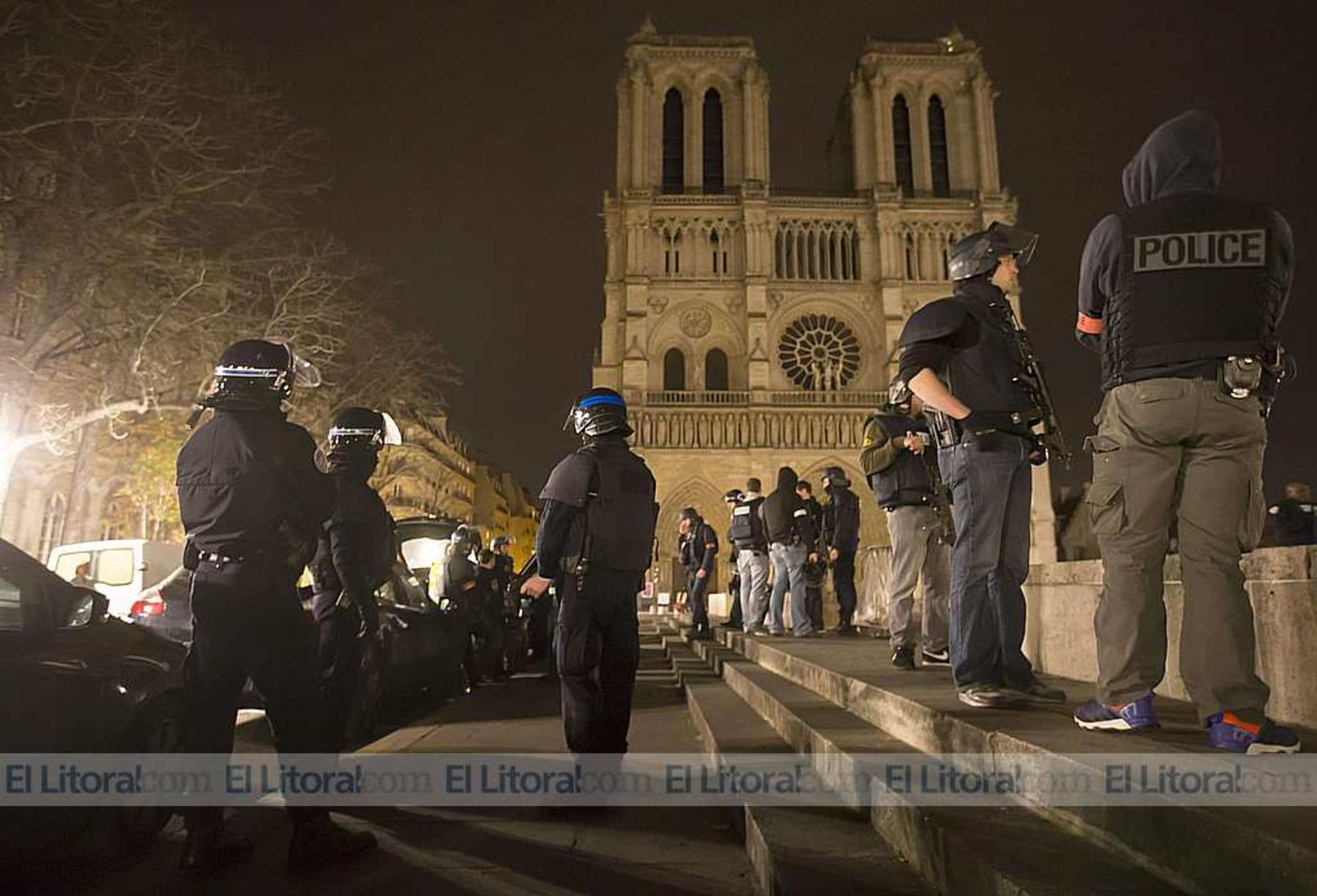 El operativo policial en la puerta de la Catedral Notre Dame