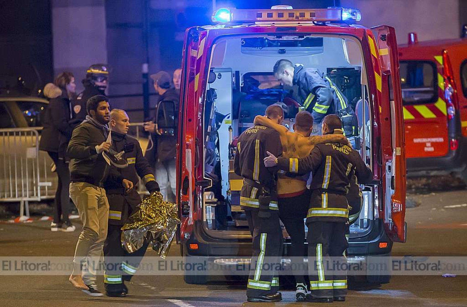 Policías y bomberos trabajaron durante la noche en París.