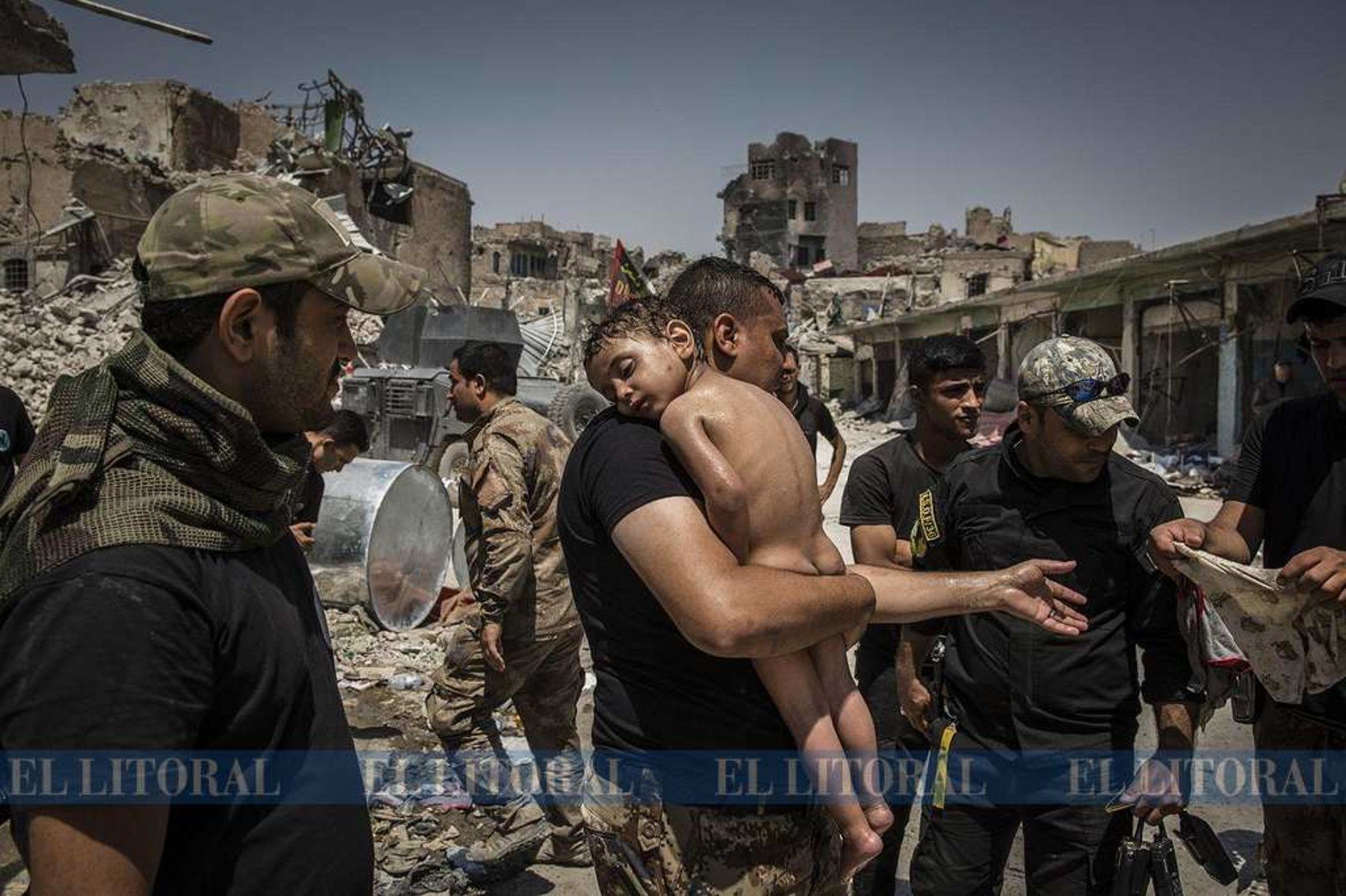 La batalla por Mosul
Un niño no identificado, que fue llevado fuera de la última área controlada por ISIS en la Ciudad Vieja por un hombre sospechoso de ser un militante, es cuidado por soldados de las Fuerzas Especiales iraquíes.
Ivor Prickett para The New York Times