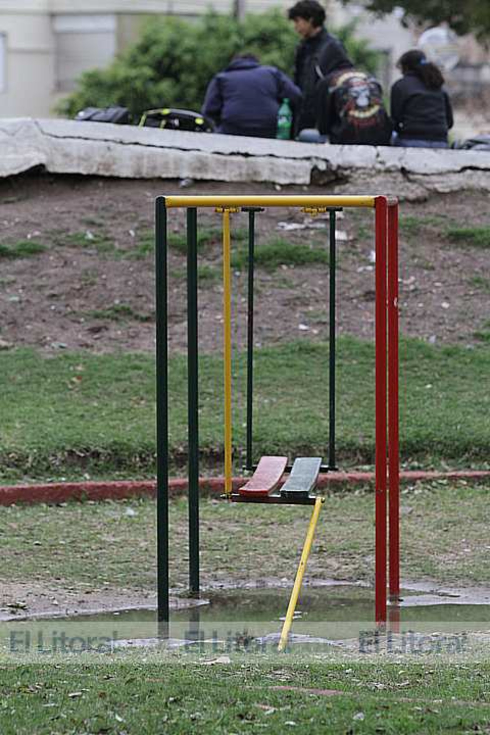 Le falta un brazo. Al columpio de la plaza de las Banderas se le desoldó una de las antenas que lo sostienen.