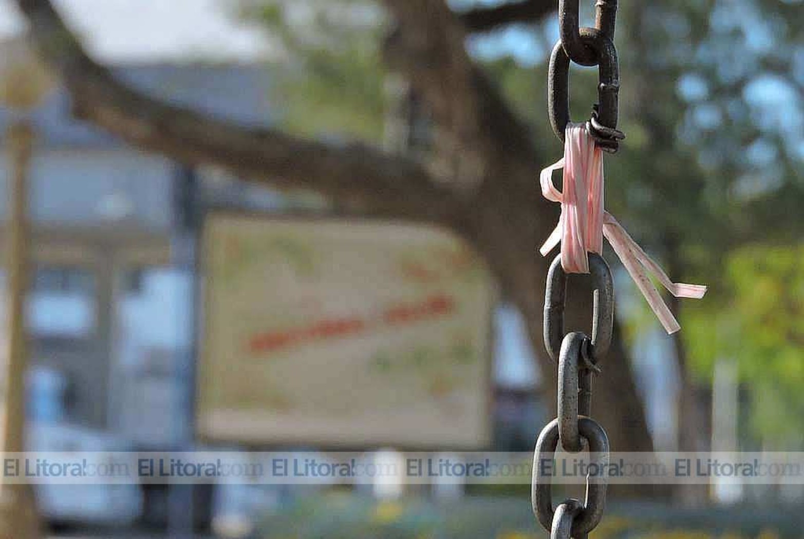 Una hamaca atada con un sorbete en la plaza Colón. La imagen la envió una lectora.