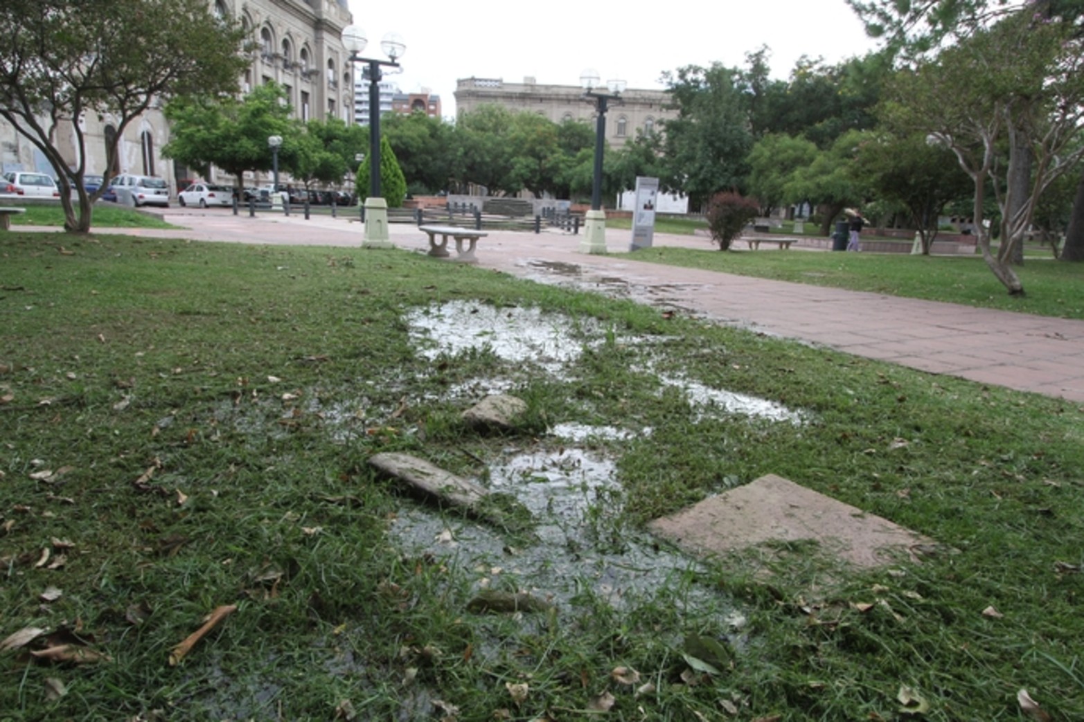 Inundado. A metros de la fuente central, la que representa el contorno de América del Sur y Central y que está muy cerca de calle San Martín, hay dos pequeñas pérdidas de agua que están inundando todo el predio. El agua llega hasta la otra esquina, en Presidente Illia y 3 de Febrero.