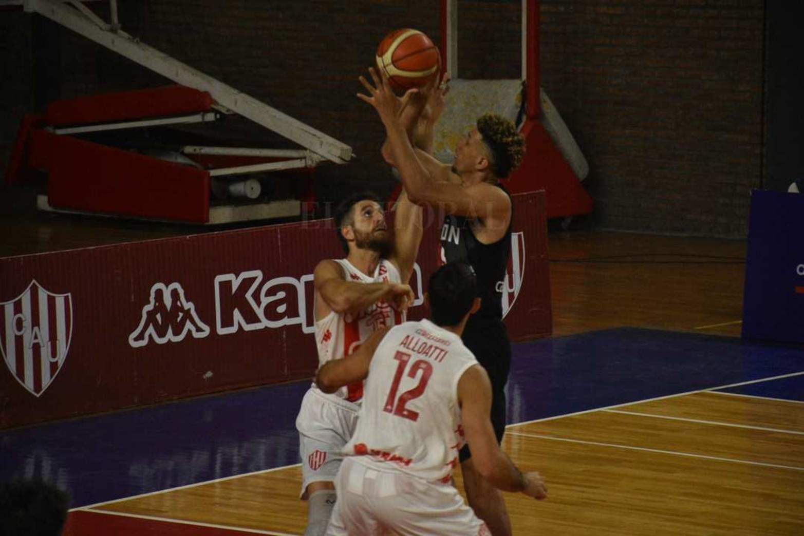 En el inicio de la Liga Argentina de básquet (la segunda categoría a nivel nacional) Unión lo goleó a Colón por 84 a 62.