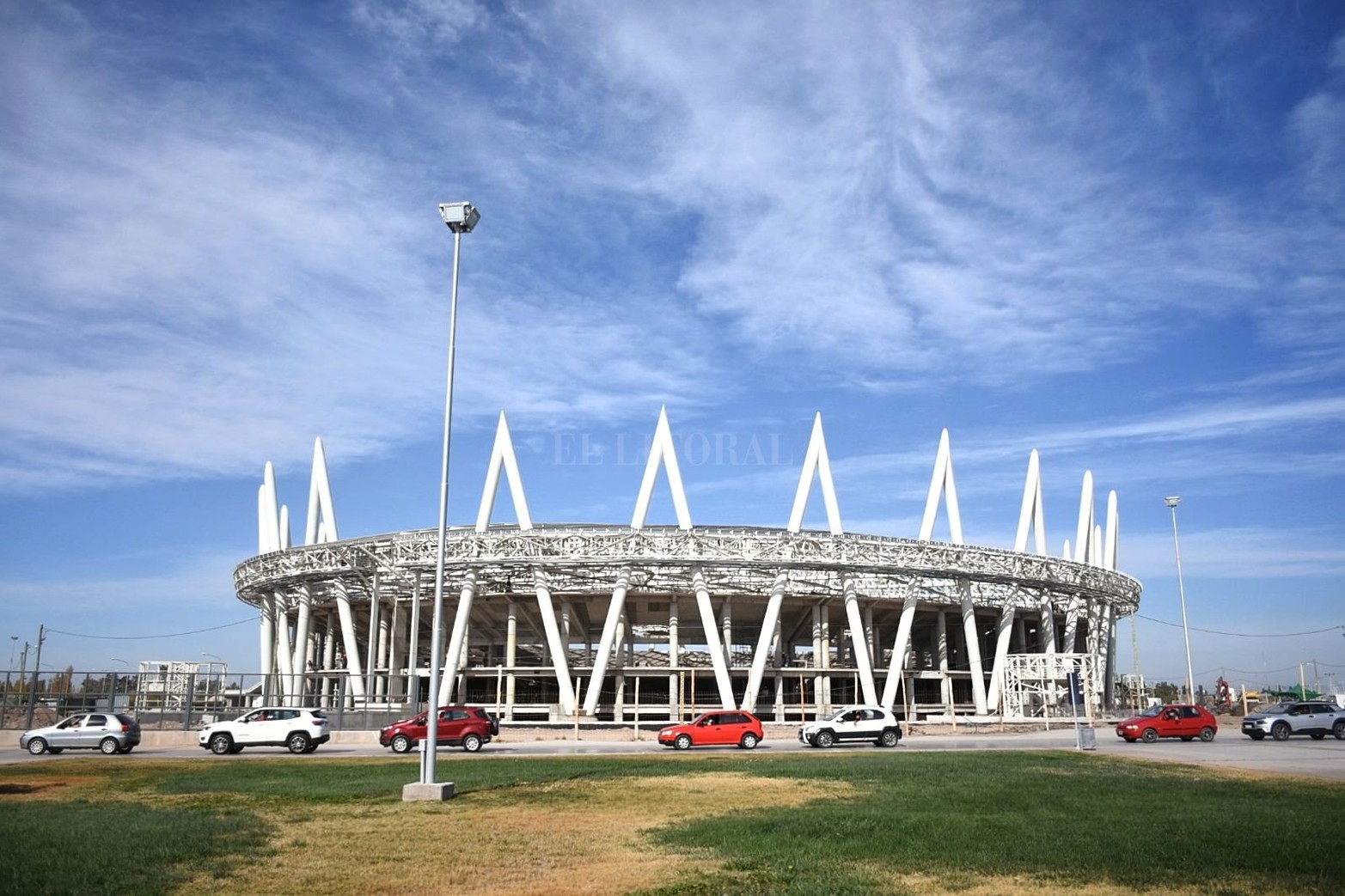 Junto al estadio de fútbol se construye un moderno velódromo cuya obra ya cuenta con el 50% de avance. El ciclismo es una las grandes pasiones deportivas de los sanjuaninos.