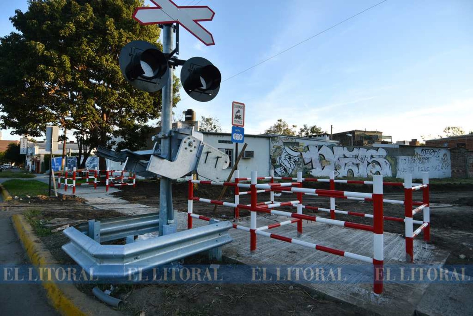 Nuevas barreras para mejorar la seguridad ferroviaria de la ciudad. Paso a nivel de Facundo Zuviría.