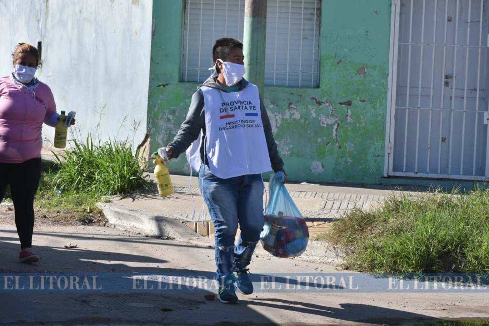 El Ejercito y el Ministerio de Desarrollo Social de la provincia entregó bolsones de comida y lavandina