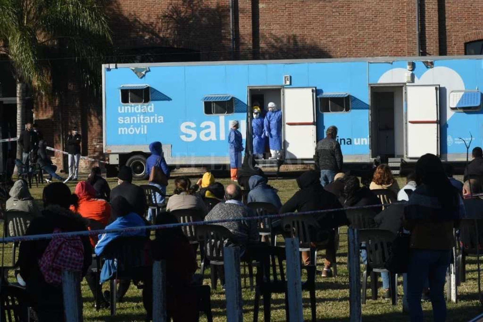 Sin turnos. Pueden asistir personas que sientan síntomas covid. El viernes 4 está en Gálvez (Hosp. Alfredo Baetti); Sábado 5 en  Sauce Viejo en el Aeropuerto; Domingo 6 en Esperanza (Amado Aufranc 998); Lunes 7 en Barrio Yapeyú (12 de Octubre 9700) y Martes 8 en Barrio Centenario (10 de Junio al 400).