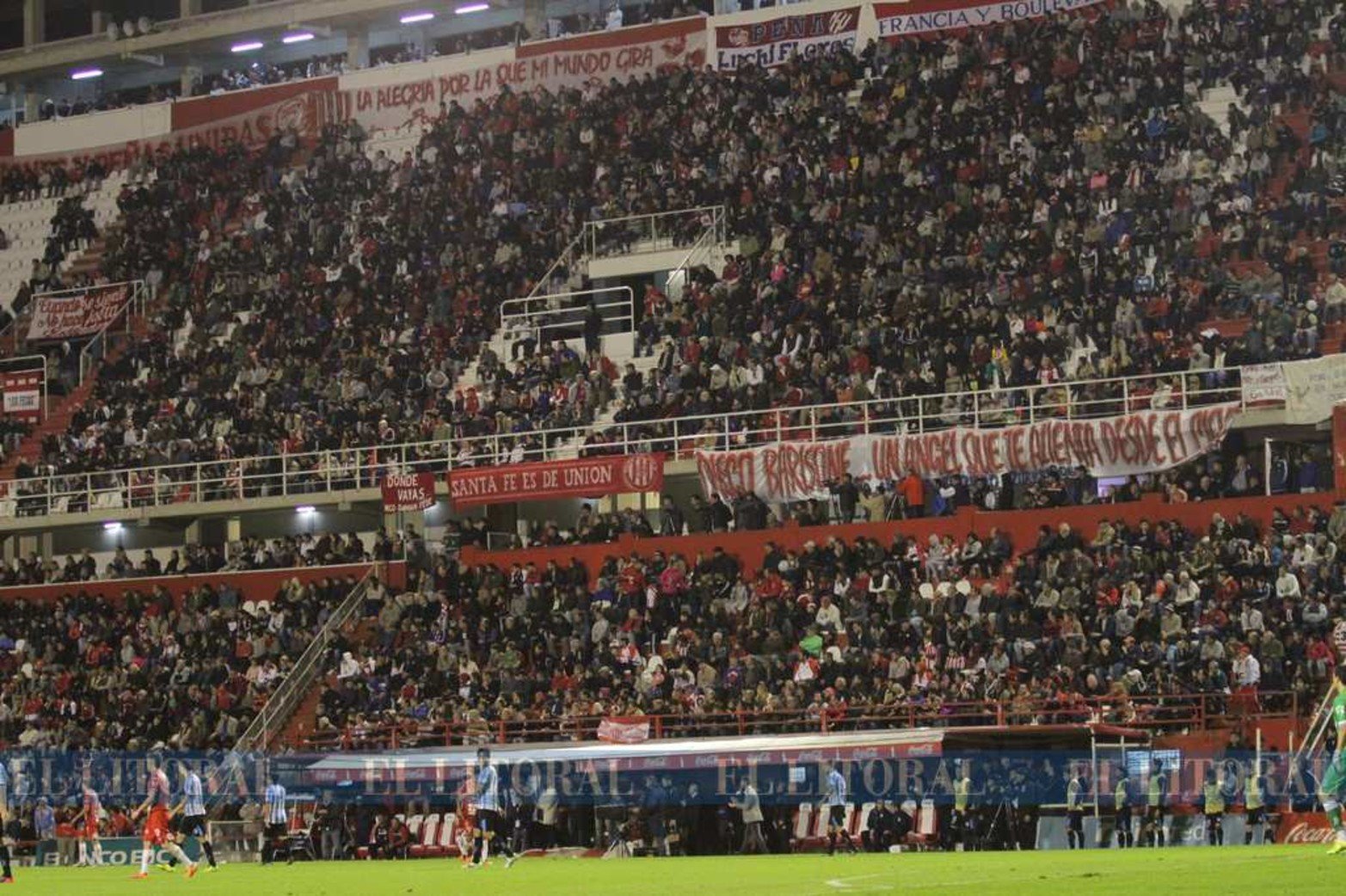 15 de agosto de 2015. Los bancos de suplentes abajo y las dos bandejas llena.