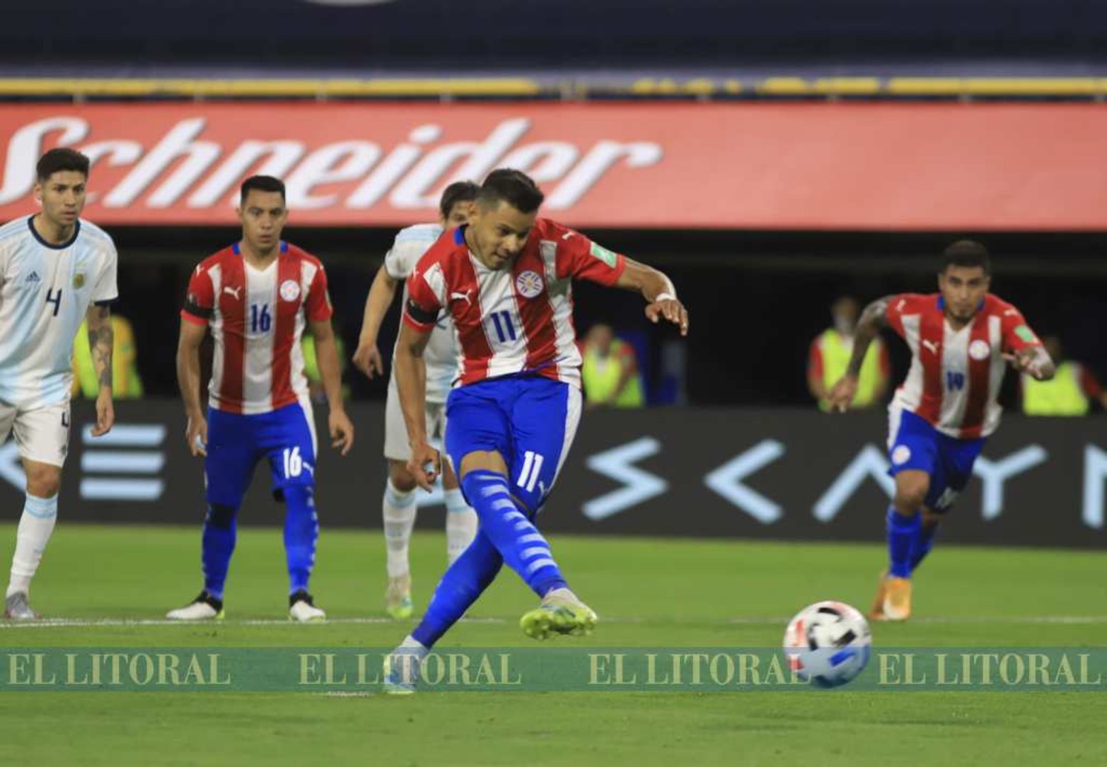 Angel Romero, ejecuta el penal con que Paraguay se puso al frente del marcador. Juega en San Lorenzo de nuestro país. Eliminatoria, tercera fecha, Mundial Qatar 2022.