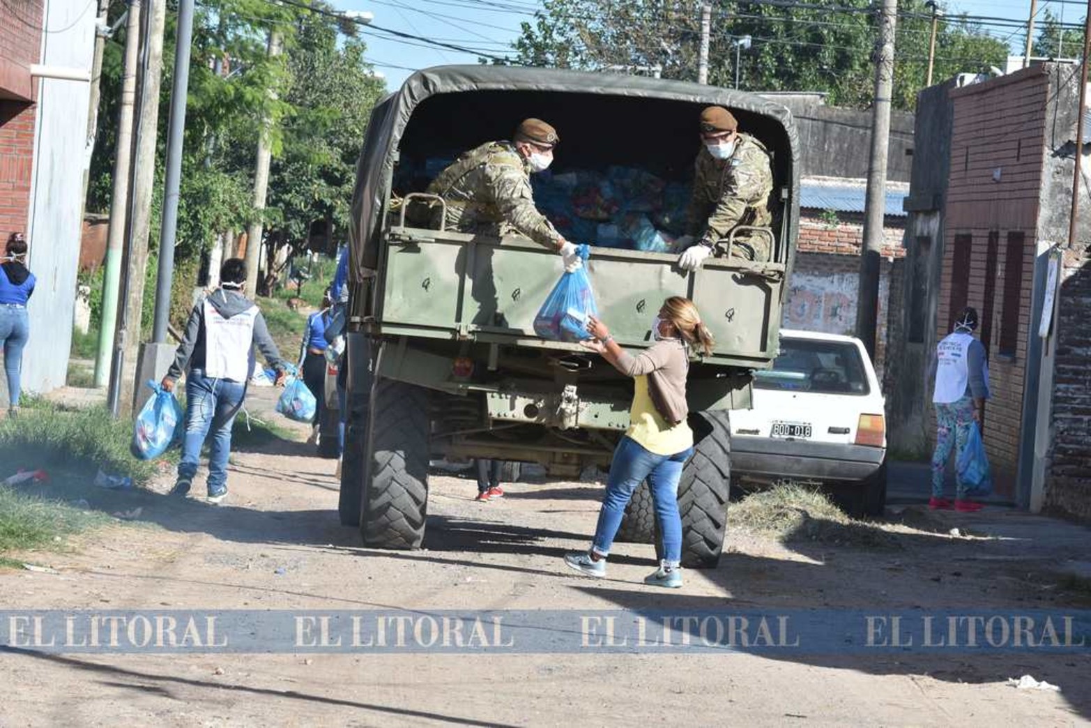 El Ejercito y el Ministerio de Desarrollo Social de la provincia entregó bolsones de comida y lavandina