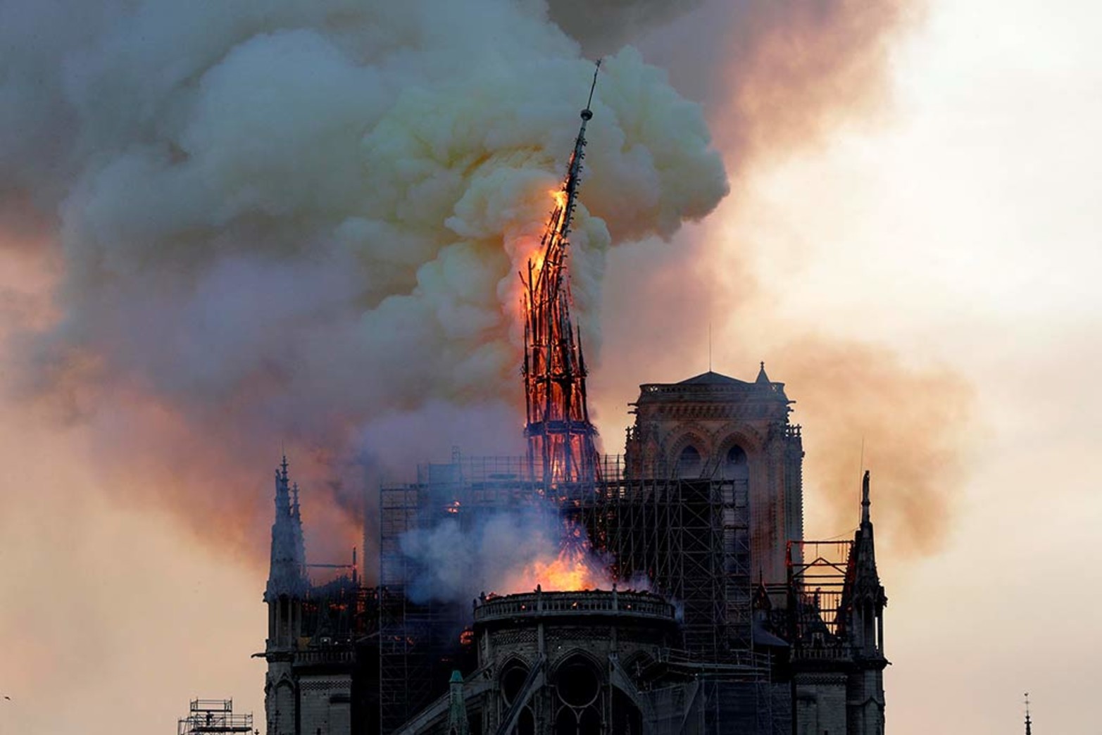 Se incendia la mítica Notre Dame. El mundo mira asombrado como se derrumba la cúpula del histórico lugar.