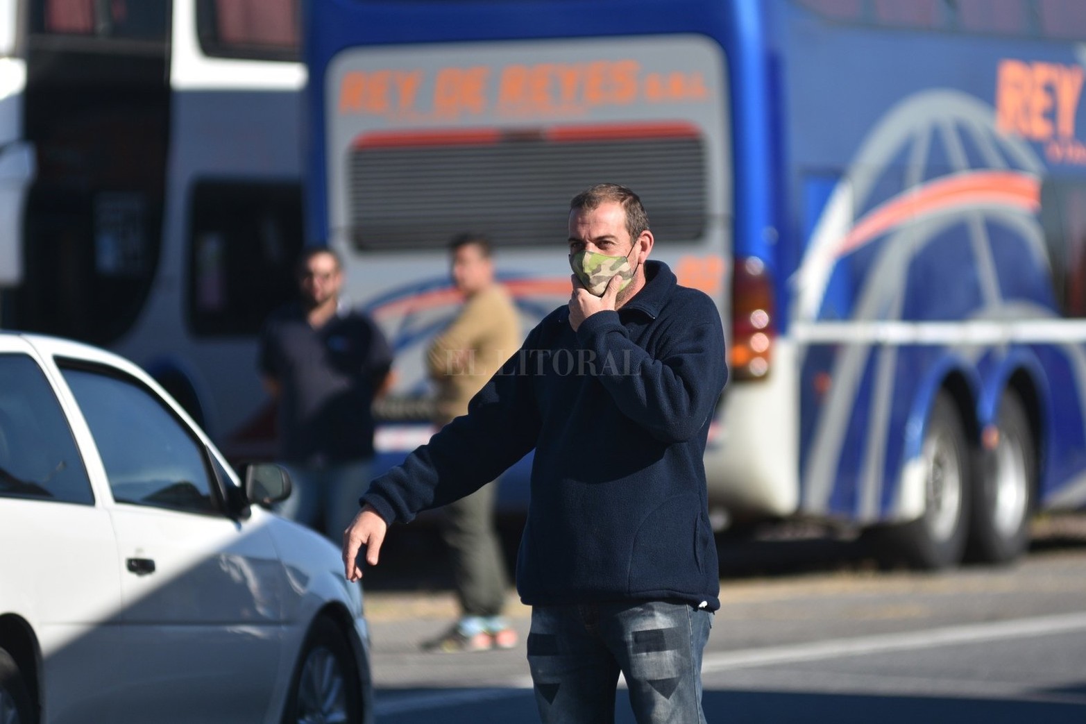 El corte de transportistas de empresas de turismo que comenzó este martes por la mañana en la autopista Santa Fe-Rosario no sólo continuaba, sino que además referentes del sector adelantaron a El Litoral que la medida se sostendrá en tanto y en cuanto no reciban respuestas del gobierno provincial.