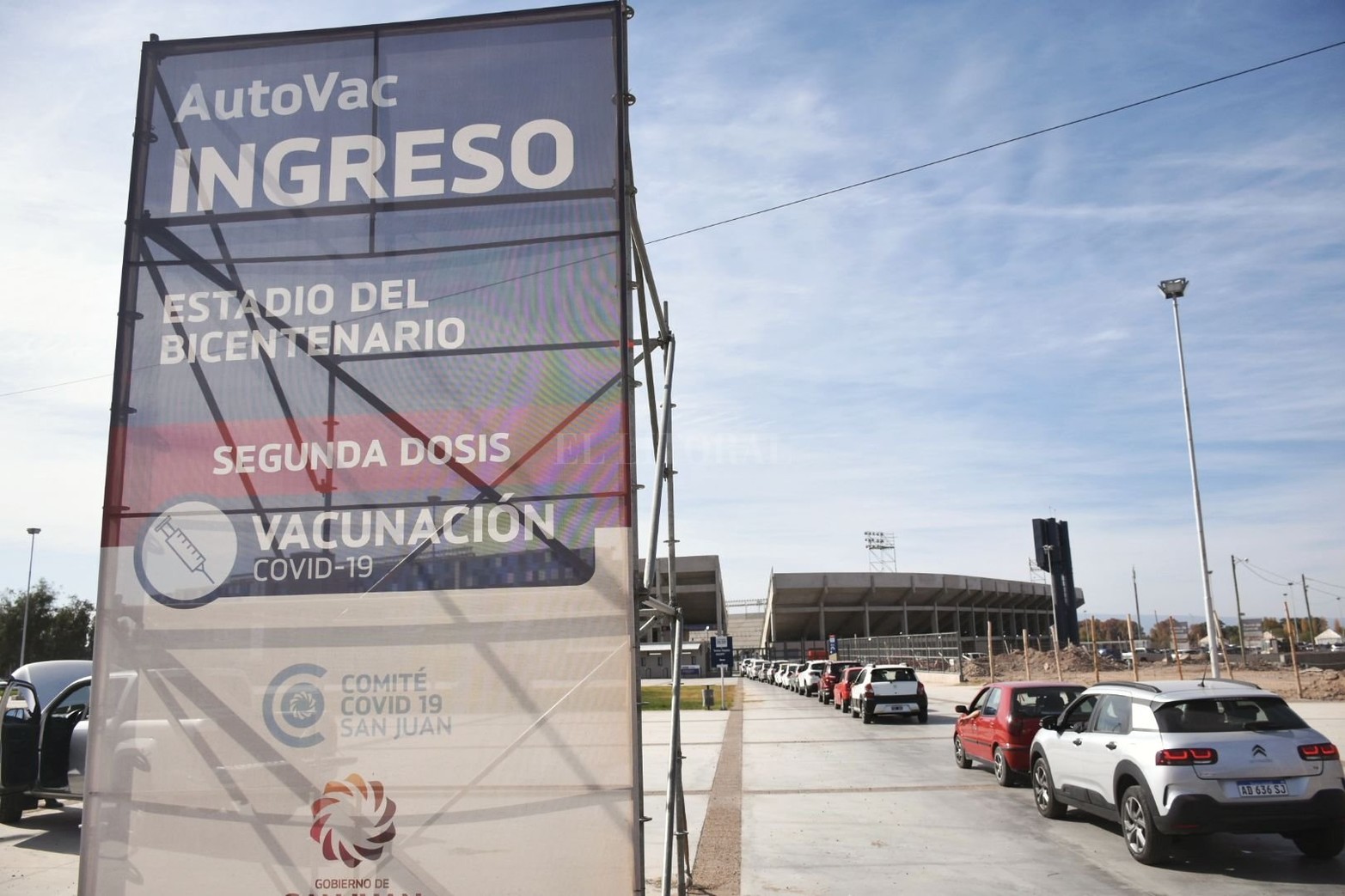 En el predio del Estadio funciona también un puesto de vacunación contra el coronavirus. A diario cientos de sanjuaninos concurren a recibir las aplicaciones de las vacunas contra el virus Covid-19.