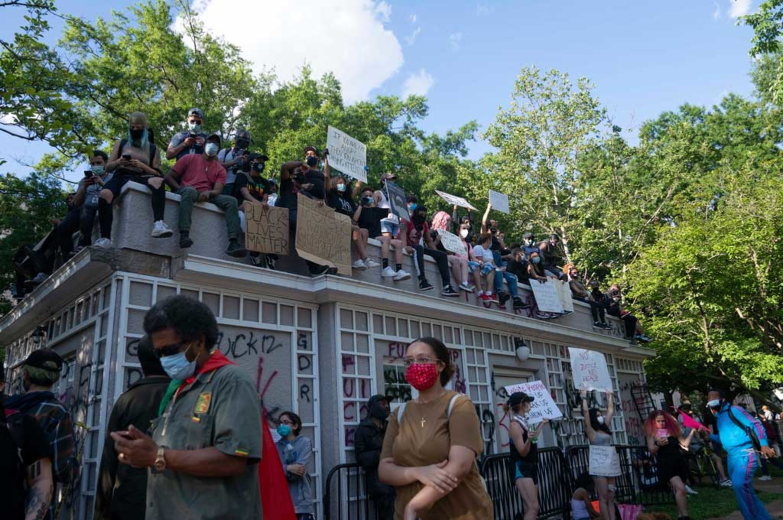 También hubo una protesta en las inmediaciones de la Casa Blanca, bajo un fuerte operativo de seguridad.