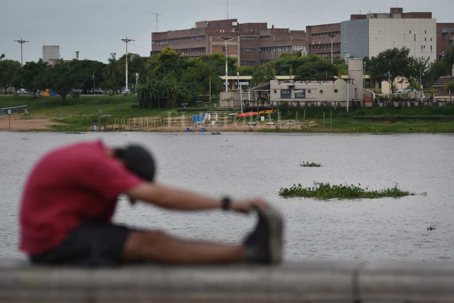 Creció el río y aparecieron los camalotes. Luego de la prolongada bajante (el 21 de mayo de 2020 marcó 48 centímetros) la fisonomía de la laguna Setúbal comenzó a cambiar. Además de ser notable el cambio en la altura del agua, miles de plantas pasan por debajo del puente Colgante. Un atractivo que la bajante se había encargado de borrar.