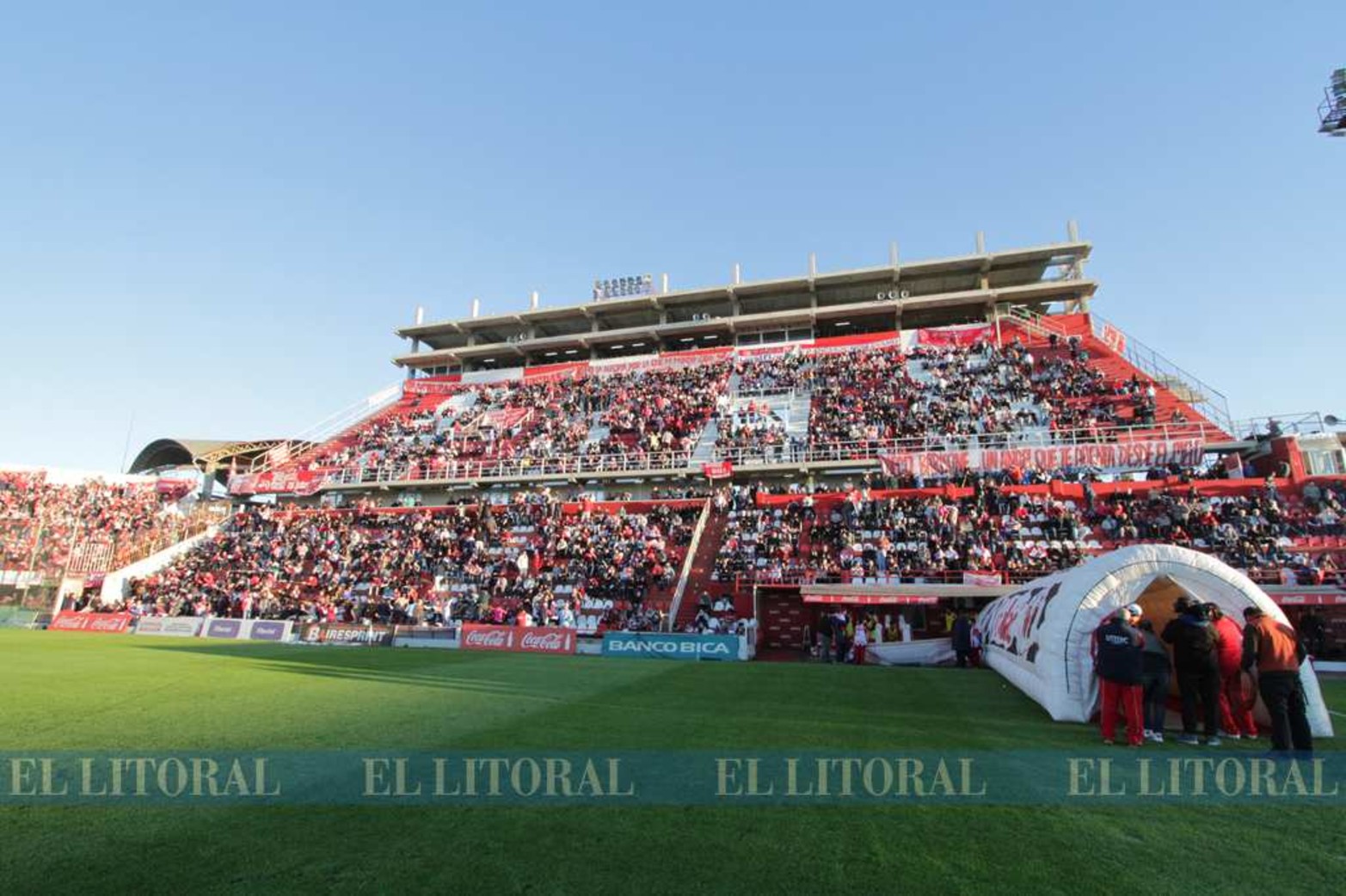 15 de agosto de 2015. Desde abajo así luce la nueva tribuna.