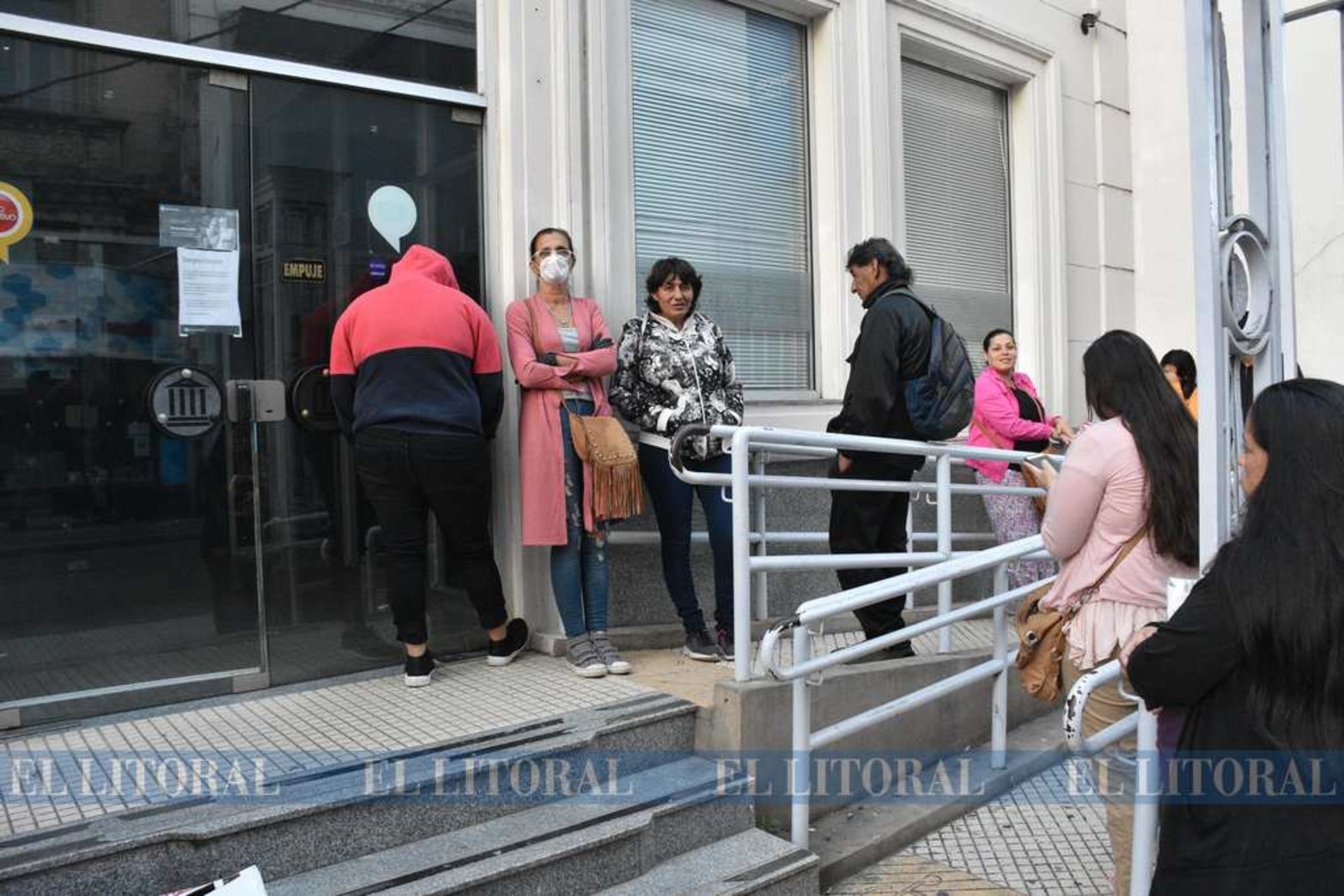 Cola en bancos para cobrar Asignaciones, Fondo de desempleo, jubilaciones y pensiones.