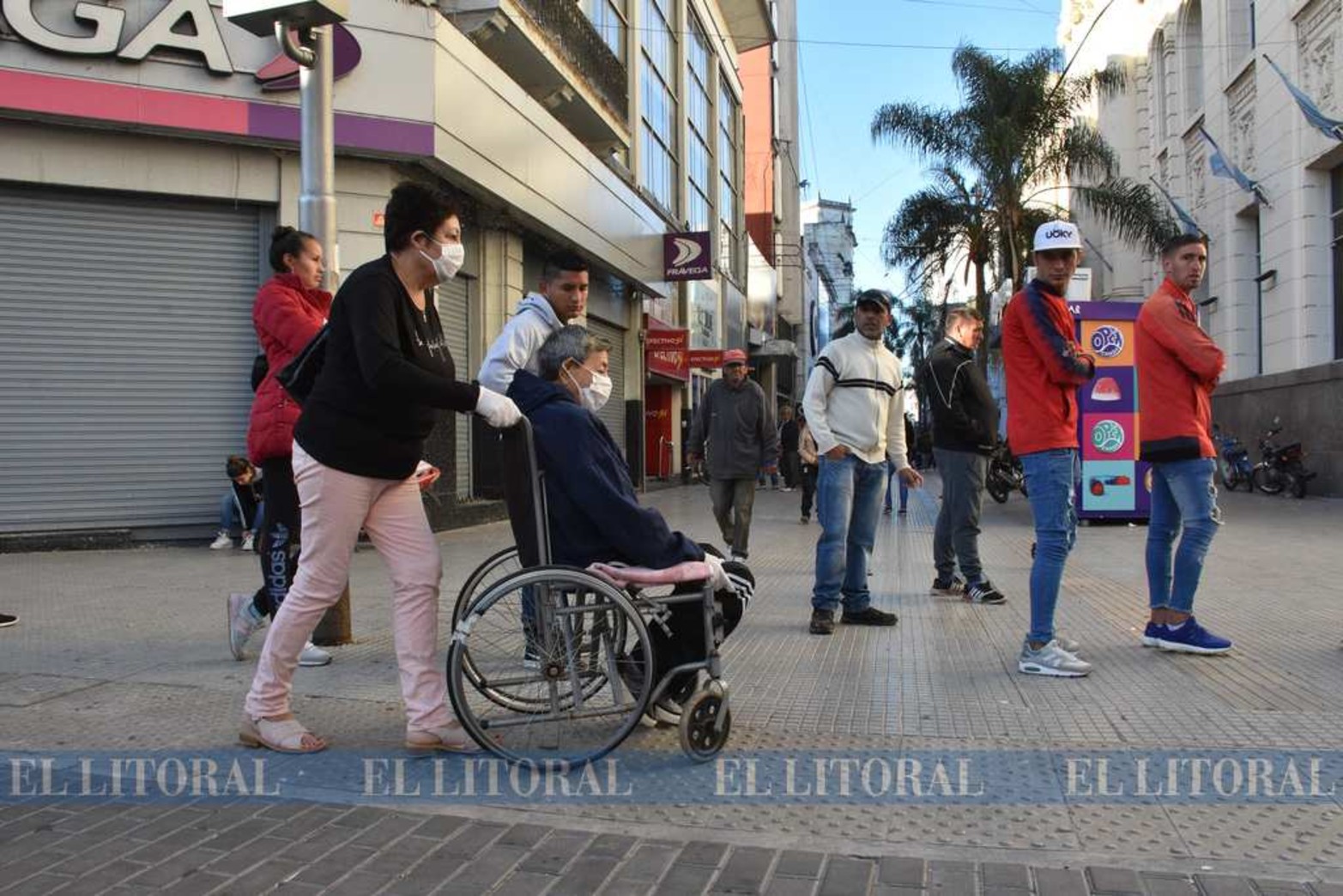 Cola en bancos para cobrar Asignaciones, Fondo de desempleo, jubilaciones y pensiones.