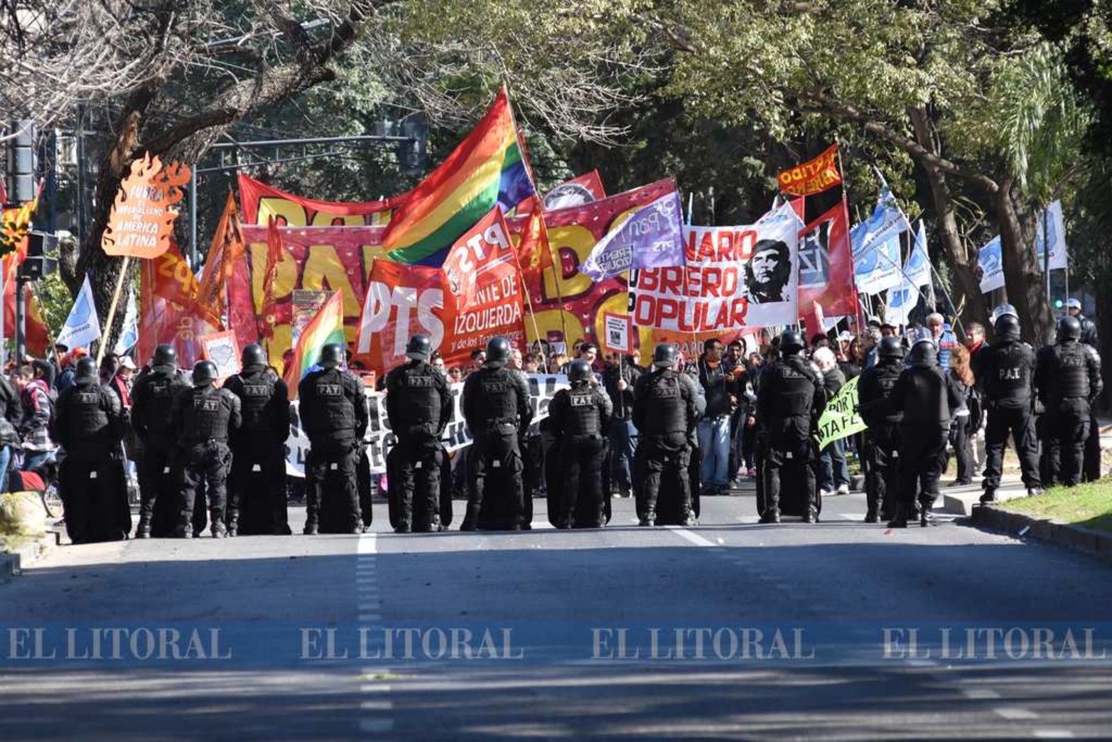 La contra Cumbre. Agrupaciones políticas se acercaron hasta las inmediaciones de la Estación Belgrano. Un cordón policial los detuvo.