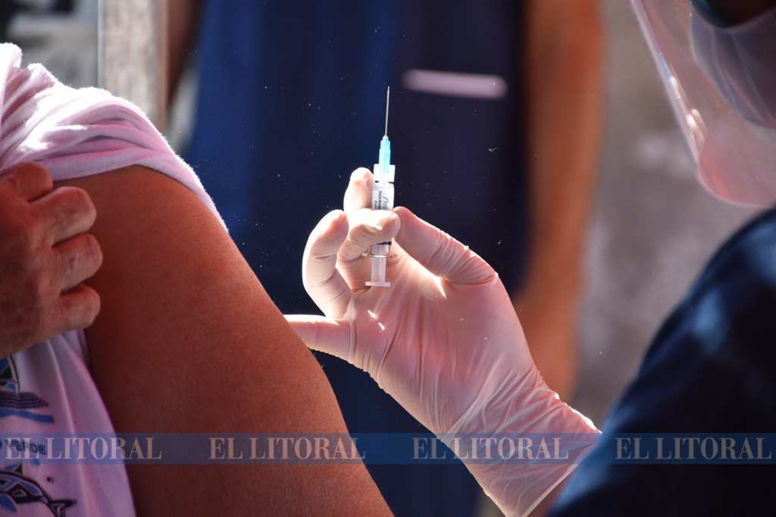 Vacunan a adultos mayores en barrio Santa Rosa de Lima