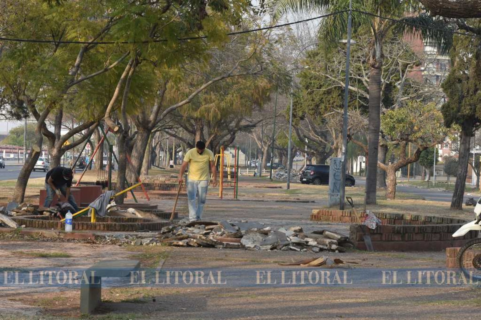 El cantero que divide las avenidas Brown y Siete Jefes comenzó a refaccionarse.